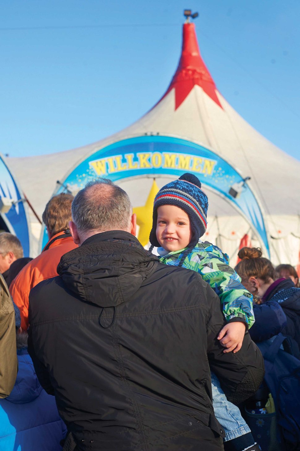 Nico (2) from Niedernhall at the entrance of the "Big Top" tent.